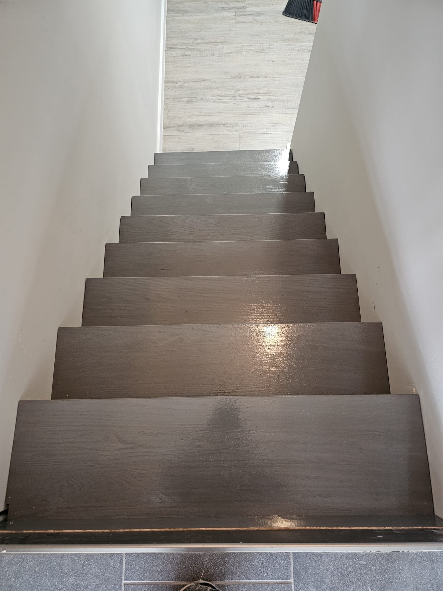 Dark laminate staircase with gray tones - clean professional finish